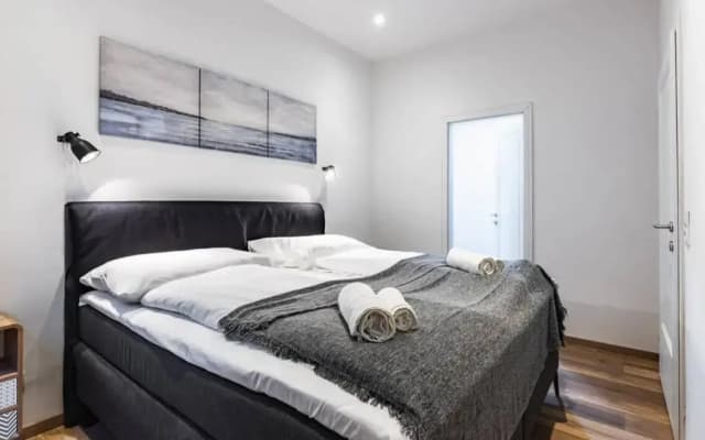 Modern apartment next to subway station - photo 4