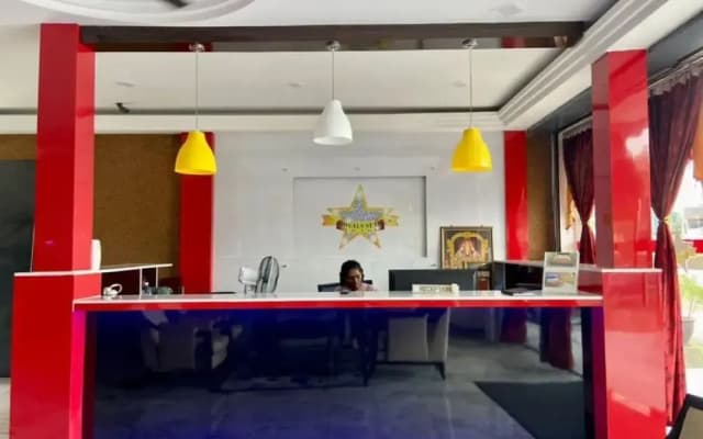 Royals Star Hotel - photo 2