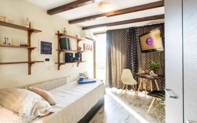 Top Floor Studio Near Metro - photo 2