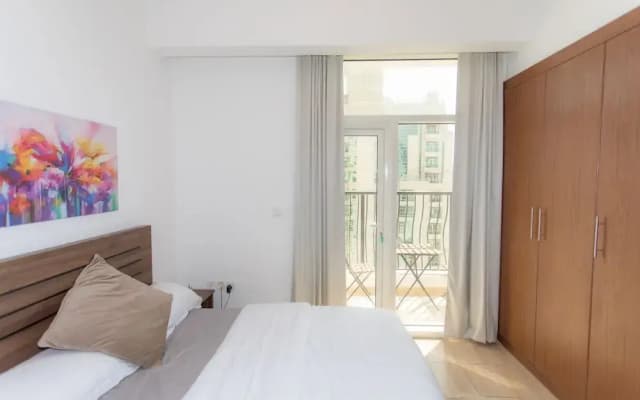Travertine studio with stadium views - photo 3