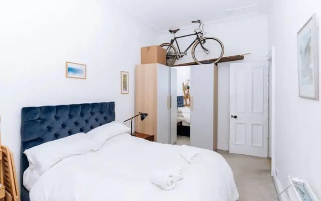 Spacious 3 Bedroom Flat in Edinburgh - photo 3