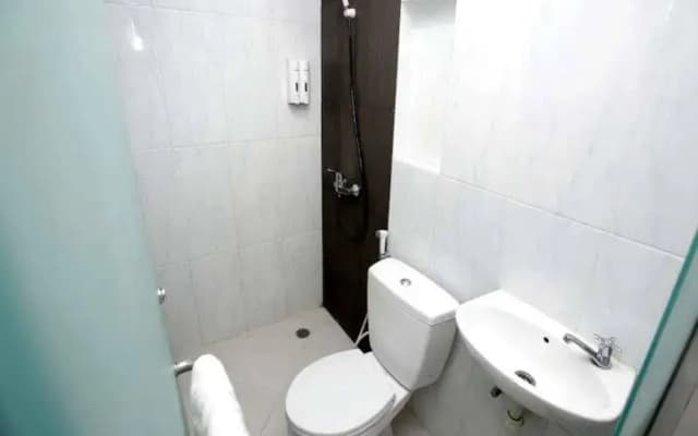 RedDoorz UOB Plaza - photo 4
