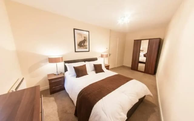 Bright, Classy 2BR Riverside Flat for 4 - photo 3