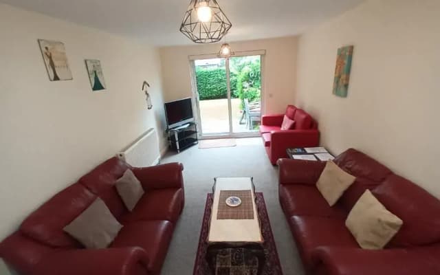Central Modern Apartment with Free Parking And Private Garden - photo 2