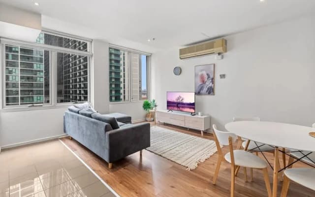 Melbourne CBD 2BR Apt With Pool & Gym Access - photo 4