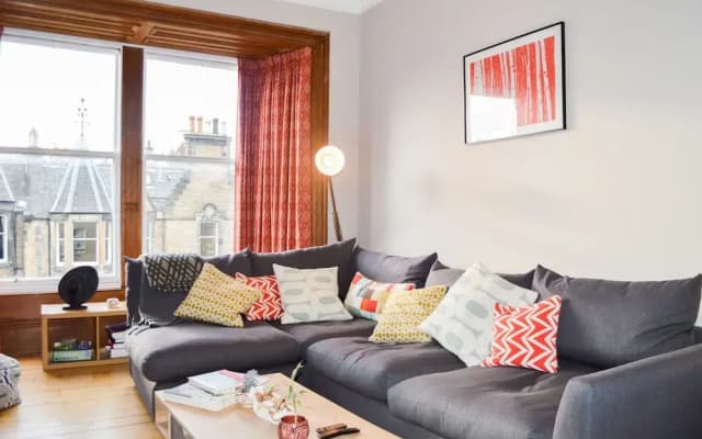 2 Bedroom Apartment in Edinburgh With Views - photo 4