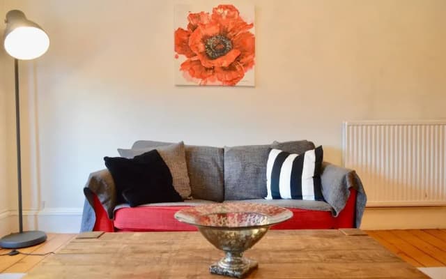 2 Bedroom Morningside Flat - photo 4