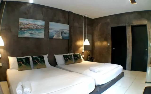 At Koh Larn Resort - photo 2