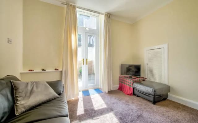 Central Apartment With Private Courtyard Space - photo 5