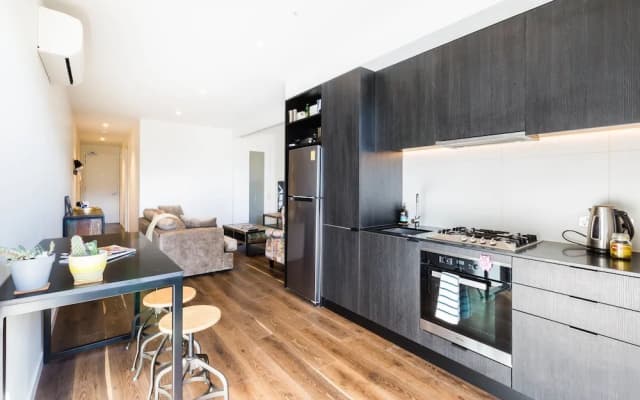MAXINE, 1BDR Collingwood Apartment - photo 3