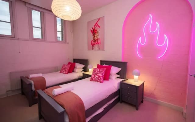 Fun and Cheeky 70s Styled City Apartment - photo 4