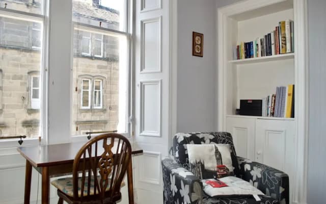 Beautiful 2 Bedroom Flat in Leith - photo 2