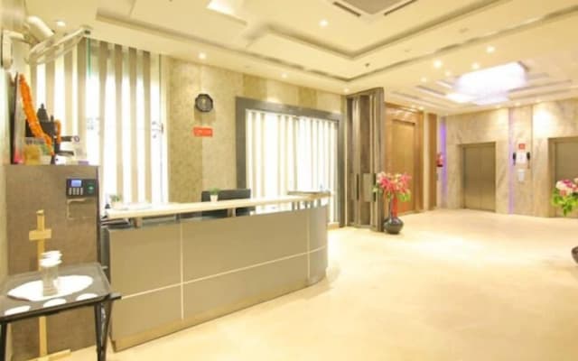 C Pearls Hotel  Banque by OYO Rooms - photo 2