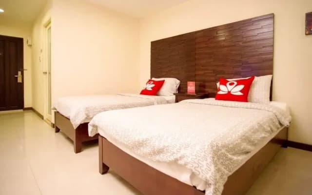ZEN Rooms Royal Bee - photo 2