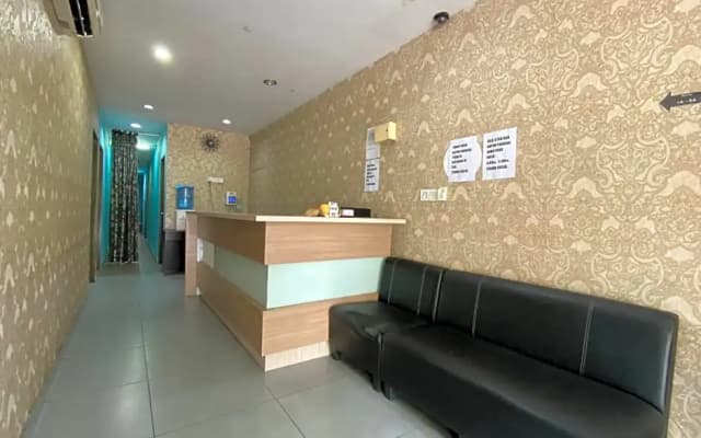 OYO 89760 Harmoni Inn Hotel - photo 2