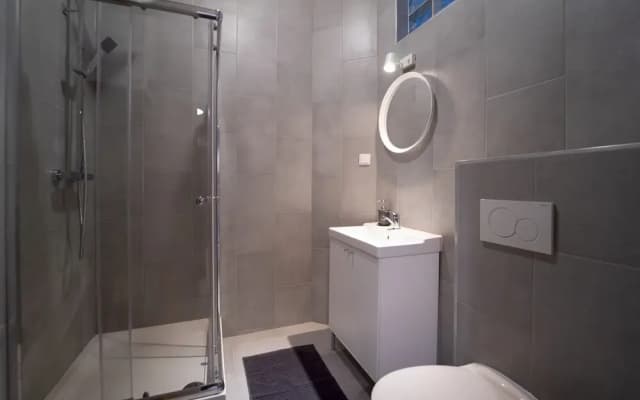 Spacious 2bdr Apt in Beautiful Neighborhood - photo 2