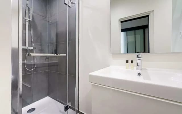 Bright and Modern Apt - 7 Mins to Notre Dame - photo 3