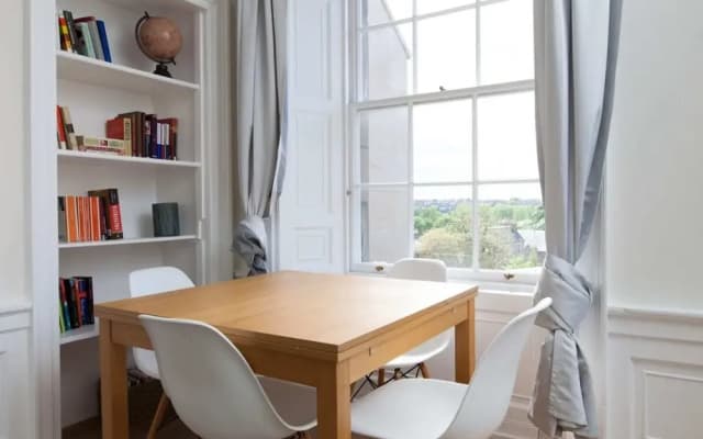 Spacious 4 Bedroom Apartment - photo 4