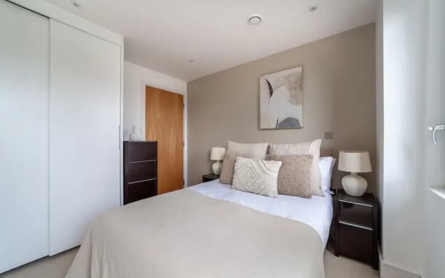 3 Bed Flat by Limehouse Basin - photo 2