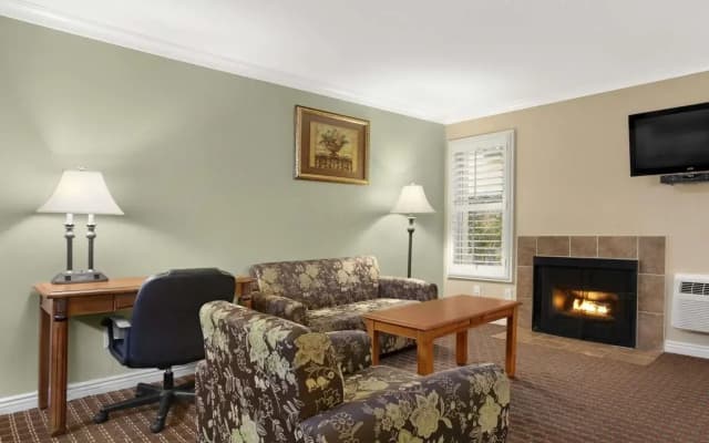 Travelodge Inn & Suites by Wyndham Gardena CA - photo 4