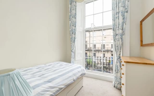 Light and Spacious 2 Bedroom Flat in Heart of Edinburgh - photo 2