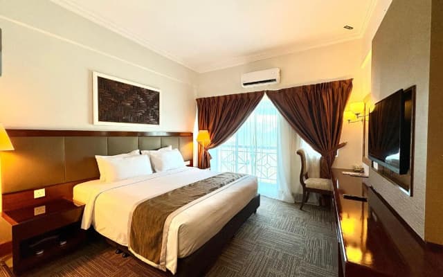 Putra Brasmana Hotel - photo 3