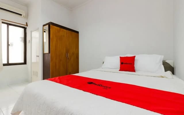 RedDoorz Syariah near Pondok Indah Mall 3 - photo 4