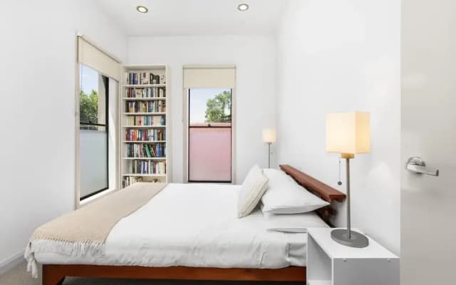 2-bed Apartment With Parking & Balcony Near Trains - photo 5