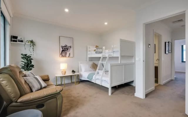 StayAU Stylish 4BR Home Ringwood - photo 2