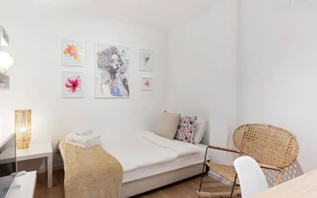 Bright & Modern Two Bed Apartment in Madrid - photo 3