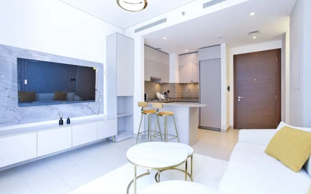 Luxury StayCation - Stylish Apartment With Balcony And City Views - photo 3