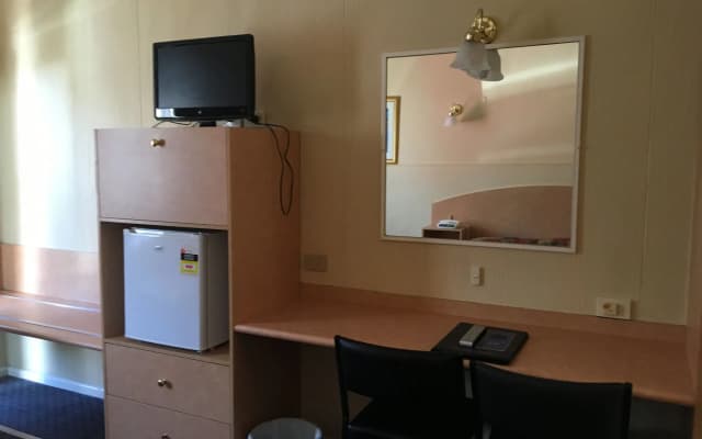 Parkville Motel - photo 2