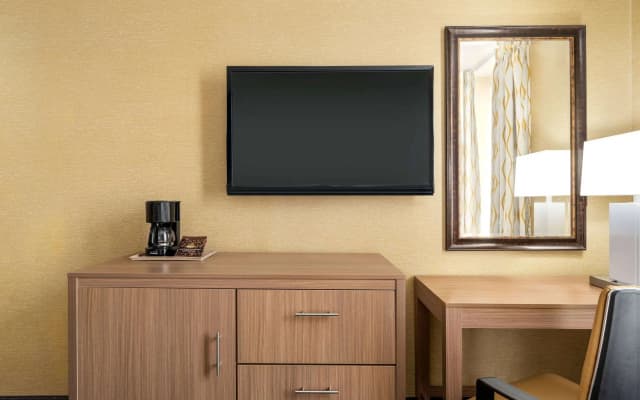 Days Inn by Wyndham Long Island City - photo 4