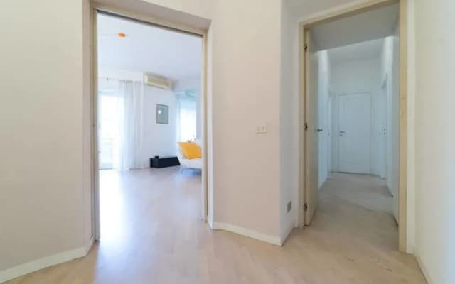 Large Flat With Garden and car Parking - photo 2
