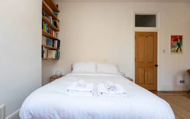Spacious 2BD Flat By Regents Park & Camden Town! - photo 3