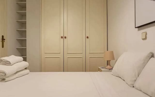 Cute 1 Bed Flat w Balcony, 2 min to Metro - photo 4