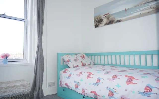 2 Bedroom Flat in Edinburgh With Free Parking - photo 4