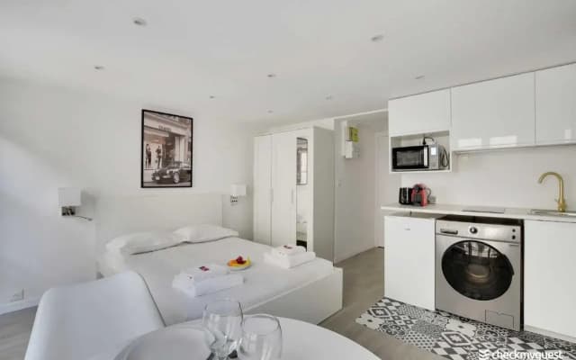 Into Paris - Marais Apartment - photo 3