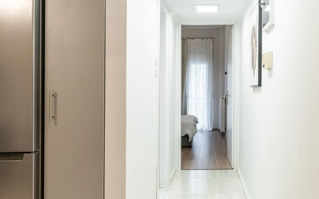 Spacious 2BD apt next to metro - photo 2