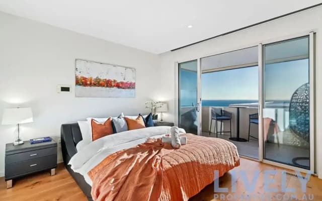 Hillside Luxe With Spa Bay Views - photo 4
