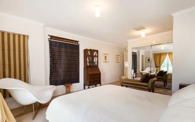 JASMINE, 2BDR Port Melbourne House - photo 2