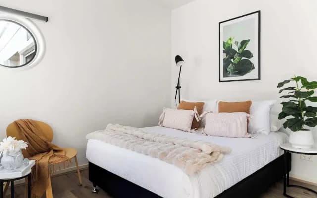 Stylish 2BR Apt Steps From Vic Market With Parking - photo 4