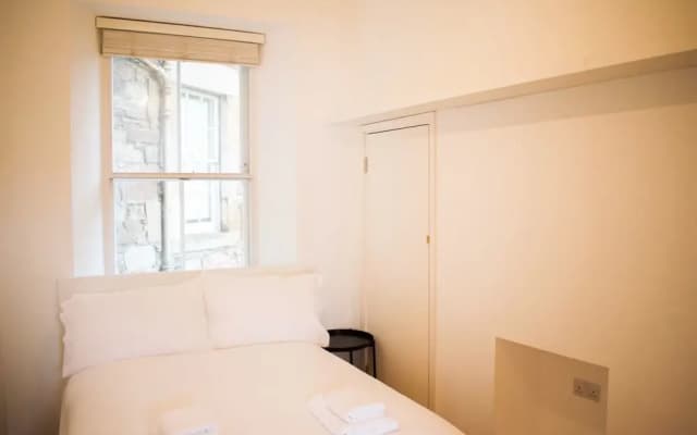Bright And Modern 2 Bedroom Flat - photo 2