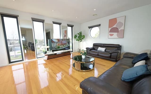 Luxury 7BRM Lakeside BigHouse Point Cook - photo 4