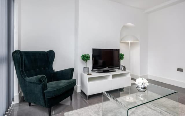 3 Bedroom Apartment in Stratford City - photo 4
