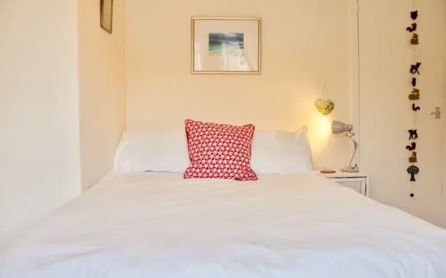 1 Bedroom Private Garden Flat - photo 2