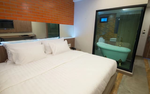 V20boutique Jacuzzi Hotel - photo 5