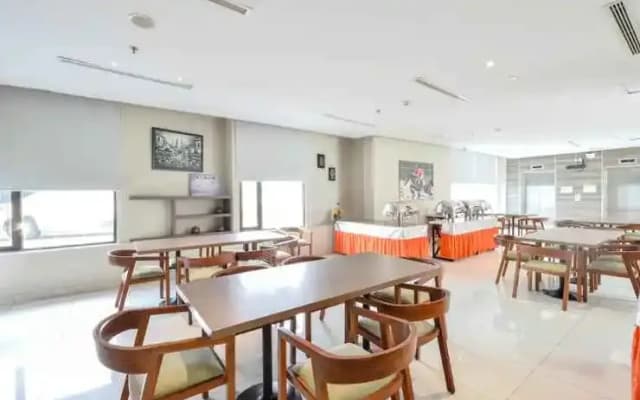 Sleepzzz Equestrian Park Hotel - photo 2