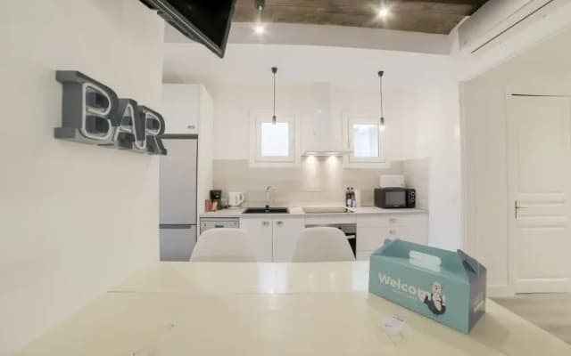Modern & Chic 2 Bed Apt in Lesseps - photo 3