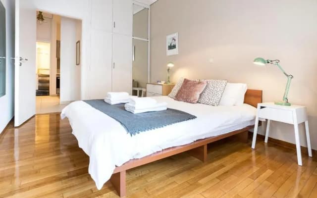 1 KM from The Acropolis 1 Bedroom Apt Netflix And Washing Machine - photo 3